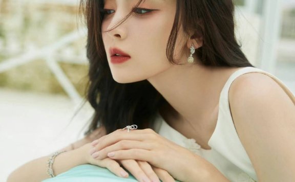 古力娜扎穿白色缀花曳尾裙超妩媚!曼妙身材美得让人窒息