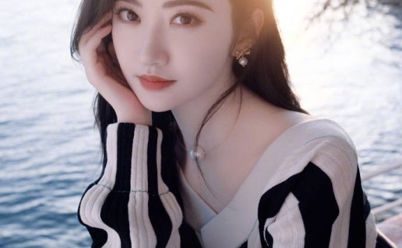 景甜穿黑白针织线衫优雅靓丽!长发飘逸太美艳