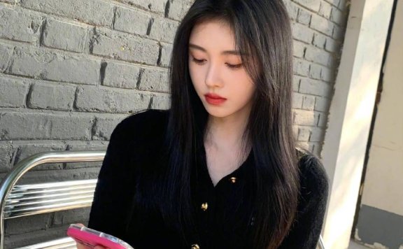 鞠婧祎身穿黑色上衣牛仔裙！烈焰红唇美若天仙