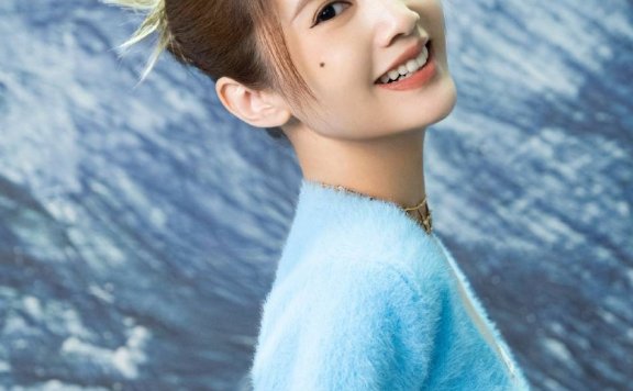 杨丞琳身穿蓝色露腰装超靓！可爱教主果然名不虚传！