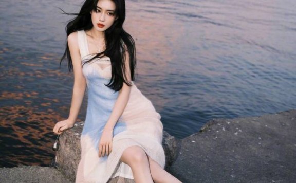 孟子义穿蓝白色长裙大秀香肩!五官精致性感迷人