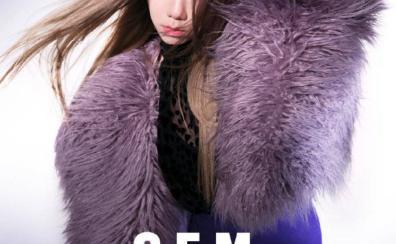 邓紫棋身穿吊带短衣大秀美背细腰!性感歌后又酷又飒