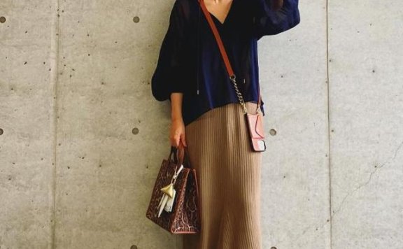 人到中年穿衣讲究舒适自在!这位时尚博主基础款穿衣也能美丽大方