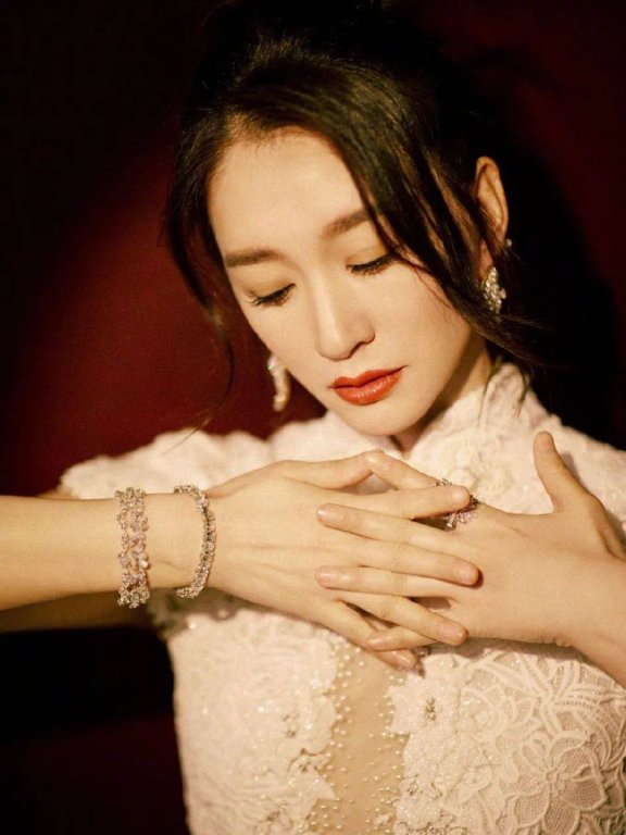 李小冉一袭白色蕾丝旗袍美呆了！魔鬼身材HOLD住眼球