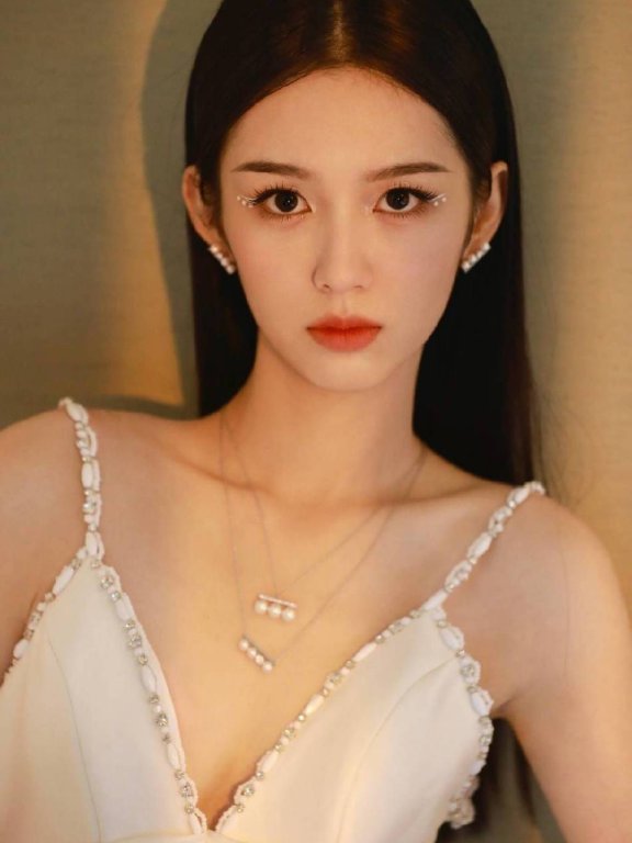 周也穿白色吊带拖地长裙大秀香肩!性感迷人太有女人味了