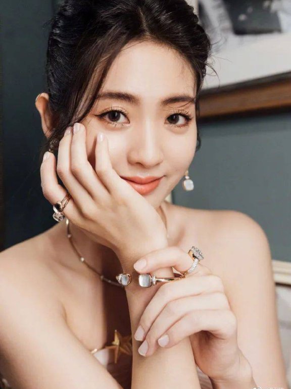 邢菲穿抹胸衣裳大秀香肩!肌肤娇嫩如雪太美丽