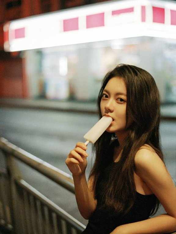 赵今麦黑色无袖背心大秀香肩!20岁生日氛围感写真魅力十足