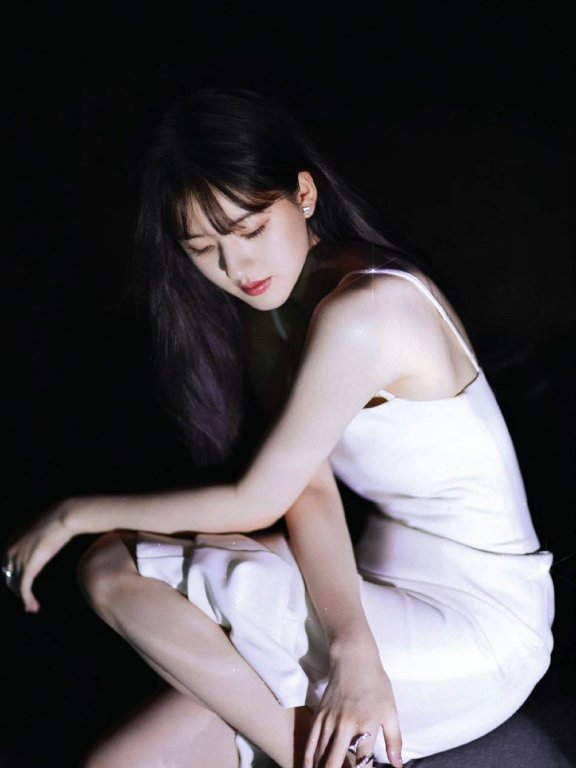 赵露思穿吊带白裙露香肩大美腿!灵气可爱娇艳动人