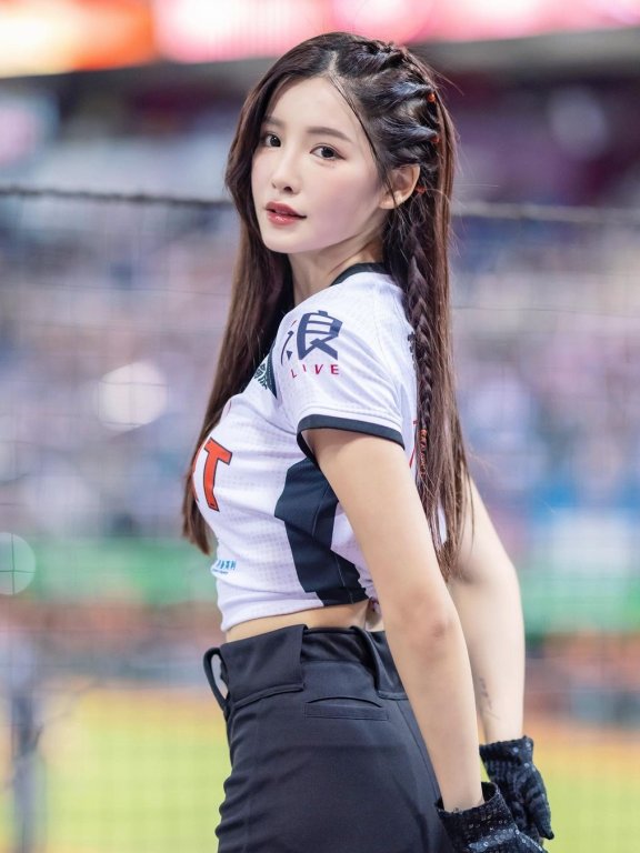 超甜女孩菲菲Aviva真理裤上阵,性感热舞被网友疯狂刷屏!