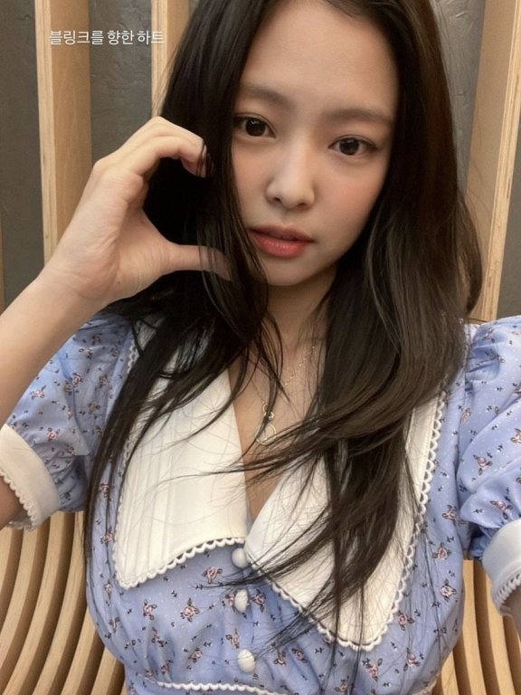 难得做一回甜妹:BLACKPINK穿碎花粉嫩色出席签名会