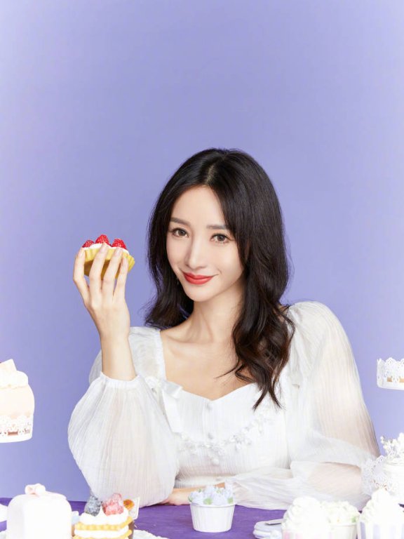 性感女神柳岩身穿白色薄纱上衣!精致干练美得让人心动