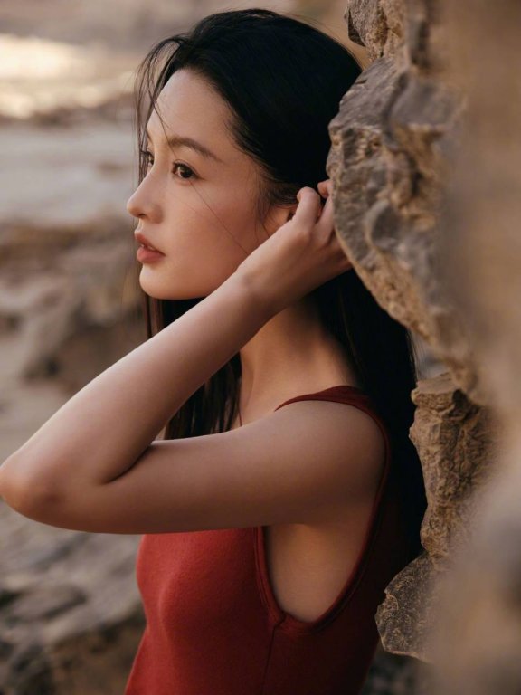 李沁红白两色写真大秀曼妙身材!长发飘逸温柔妩媚