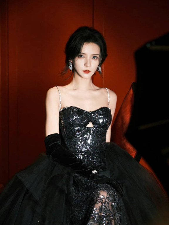 张予曦穿露肩抹胸长裙大秀香肩!大长腿性感撩人太有女人味