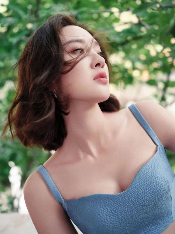 美女唐艺昕穿蓝色吊带露出事业线!朱唇红润性感撩人