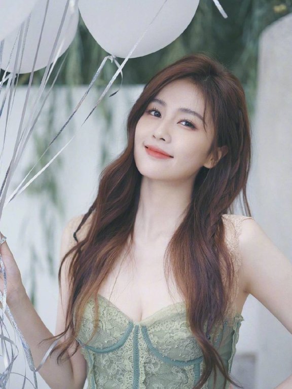 白鹿身穿翠绿色抹胸长裙大秀事业线!长发飘逸甜美可人