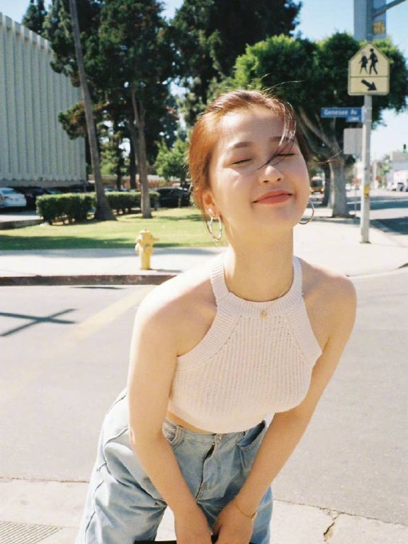 虞书欣最新靓图大秀香肩事业线!表情可爱太迷人