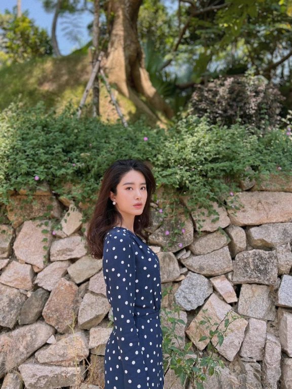 杨采钰穿蓝色波点长裙清丽脱俗!曼妙身材美得不可方物