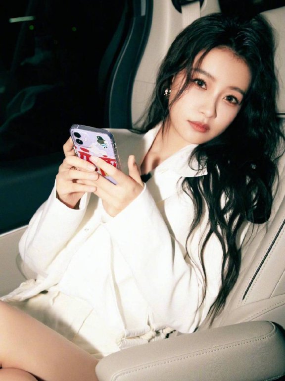 孙怡身穿白色西装大秀美腿!满满的朦胧复古质感女人味十足