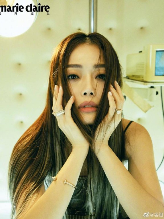 容祖儿最新时尚美图!肤如凝脂明艳妩媚性感