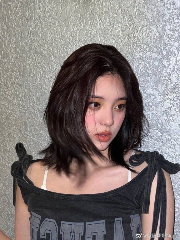 欧阳娜娜分享酷飒写真大秀香肩!曼妙身材美艳撩人