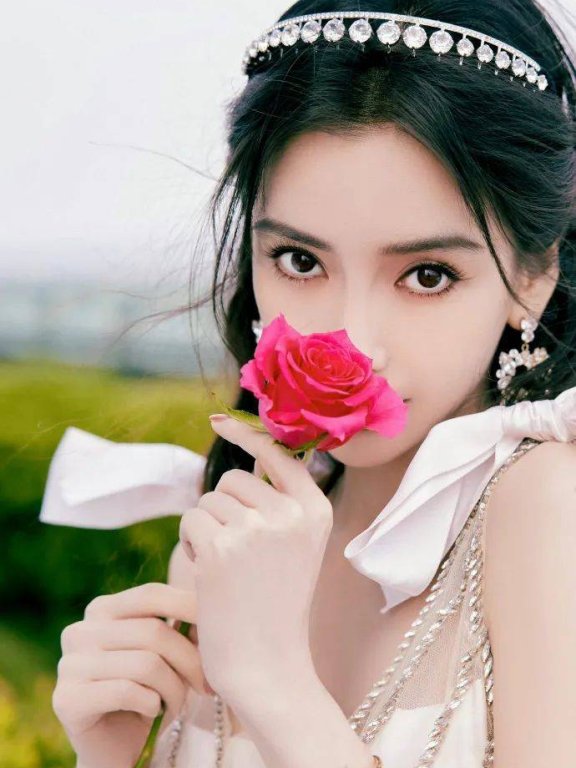杨颖身穿白羽毛长裙优雅靓丽!白皙的大美腿性感撩人
