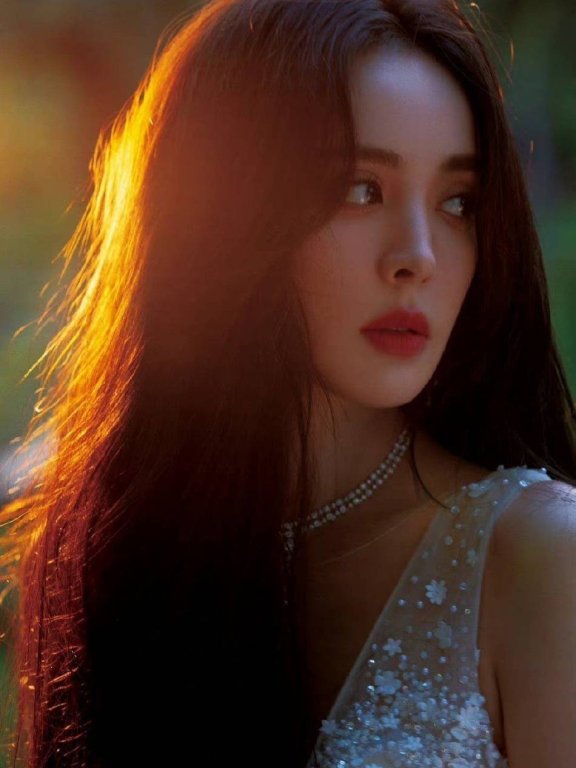 古力娜扎穿深V长裙大秀傲人事业线!肤白貌美性感火辣