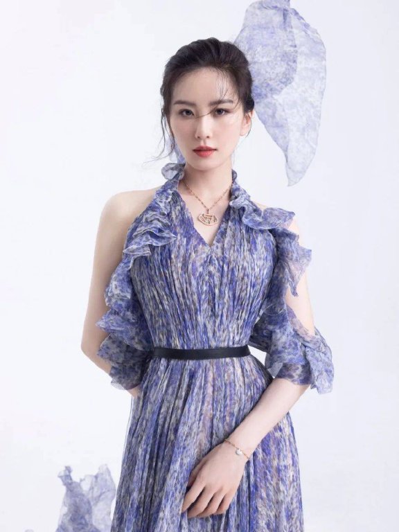 刘诗诗身穿紫色碎花纱裙大秀美背!雪肤玉貌性感撩人