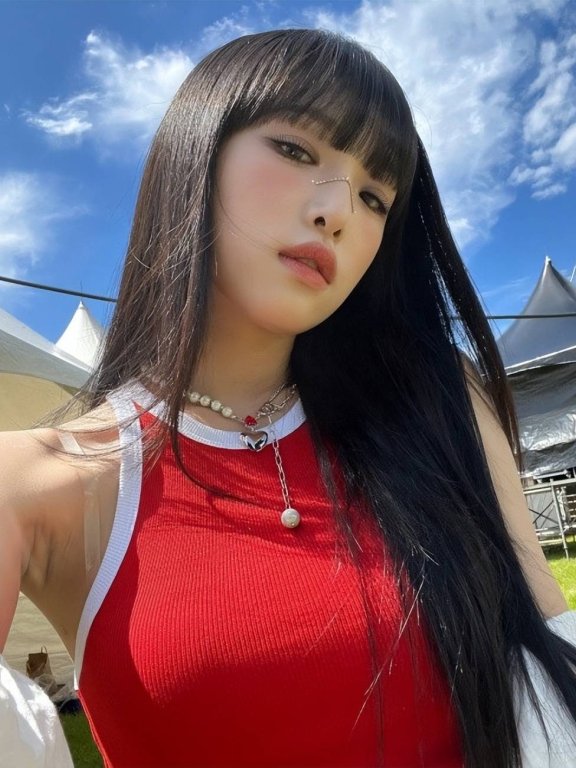 韩女星崔叡娜穿红背心大秀小蛮腰!嘻哈时尚魅力性感又俏丽