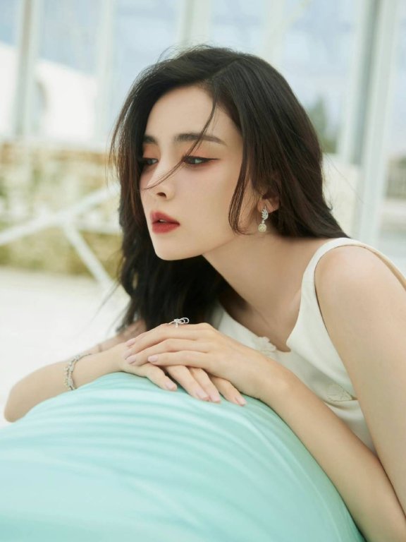 古力娜扎穿白色缀花曳尾裙超妩媚!曼妙身材美得让人窒息