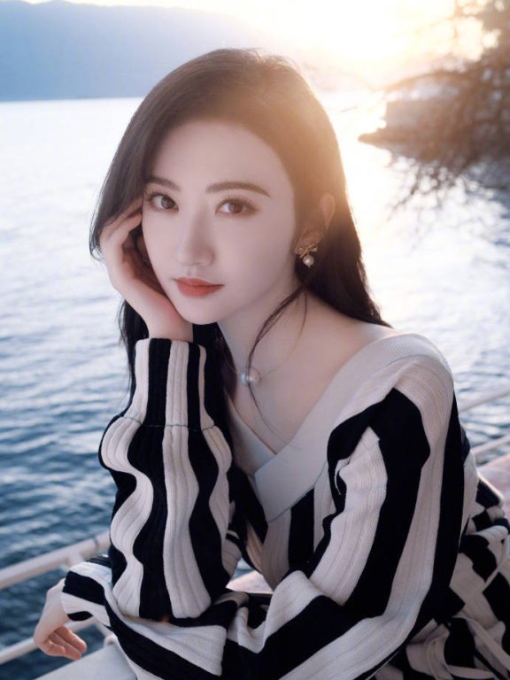 景甜穿黑白针织线衫优雅靓丽!长发飘逸太美艳