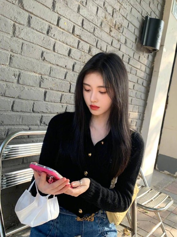 鞠婧祎身穿黑色上衣牛仔裙!烈焰红唇美若天仙