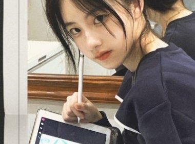 在图书馆往下边塞东西 写作业的时候学长在下面