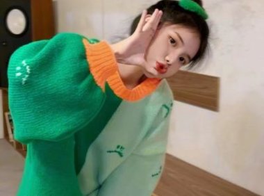 女生输了给对方玩一个月电脑 她的秘密被人发现了