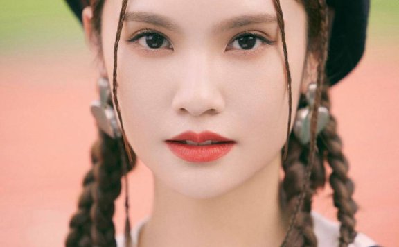 杨丞琳校园风写真超靓！雪肤玉貌微笑很甜美得让人窒息