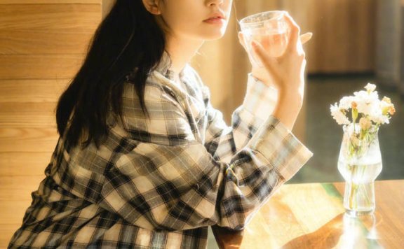 林允穿黑白格子衬衫大秀美腿!秋日暖阳中出镜光影显温柔