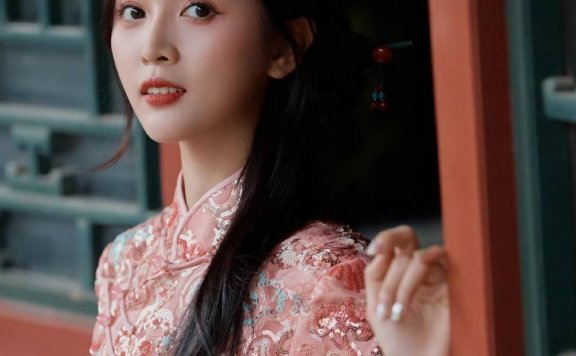 吴宣仪粉色旗袍写真超靓!曼妙身材尽显东方雅韵