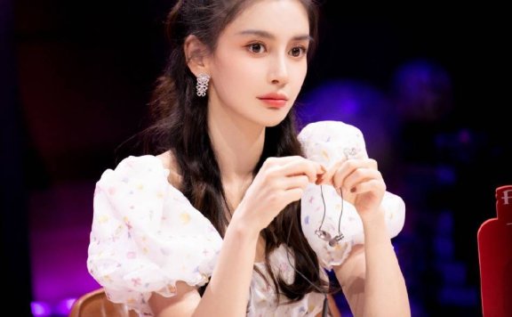 杨颖穿白色泡泡袖宛如小公主!甜美可爱美得让人窒息