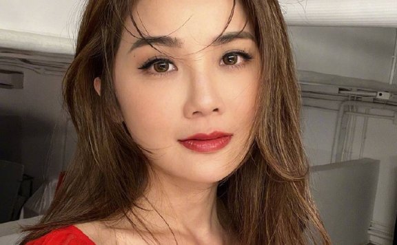 蔡卓妍穿红衣低眸浅笑超靓!清丽脱俗美得让人心动