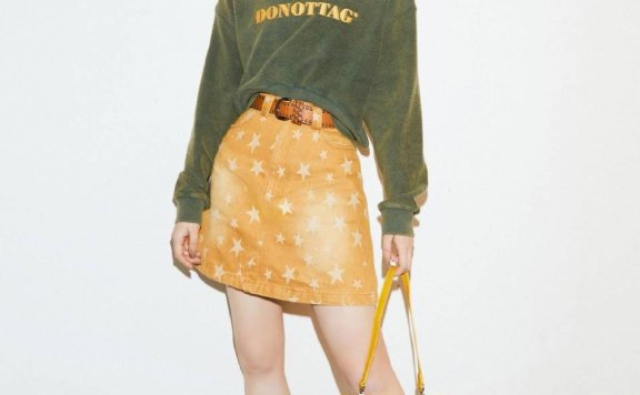 陈妍希穿绿衣橘色短裙大秀美腿!成熟妩媚时尚又有气质