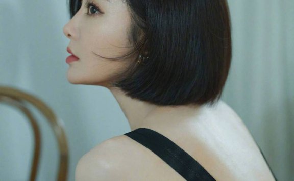 秦岚穿吊带黑色长裙大秀事业线！肌肤白皙如雪性感撩人