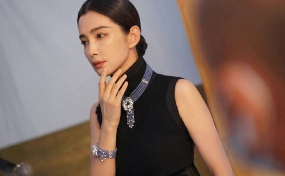 李冰冰穿抹胸裙小秀香肩!肤白貌美性感冷艳