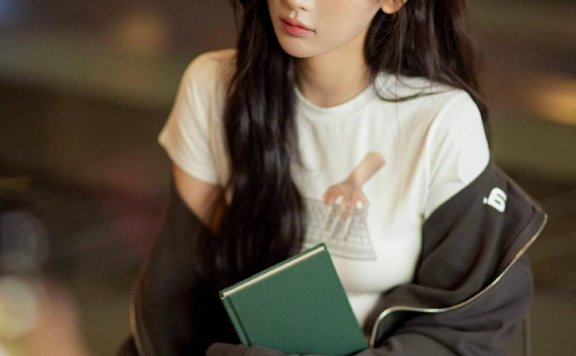 杨超越校园风写真露出美腿！曼妙身材尽显无遗