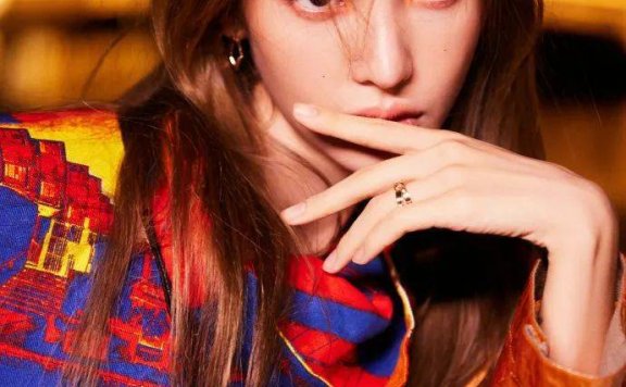 金晨穿金色衣裳露长腿小蛮腰!长发飘逸性感动人