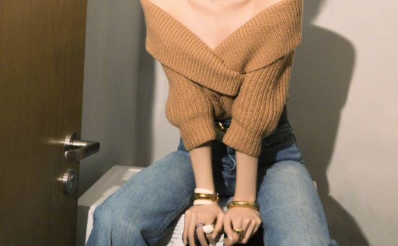 毛晓彤穿棕色V领上衣露出白皙香肩！优雅大气太女人