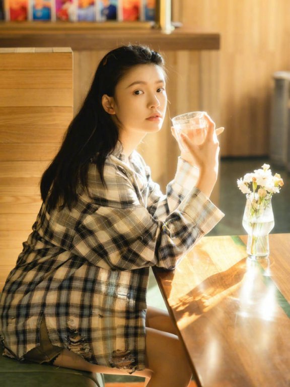 林允穿黑白格子衬衫大秀美腿!秋日暖阳中出镜光影显温柔
