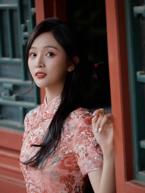 吴宣仪粉色旗袍写真超靓!曼妙身材尽显东方雅韵