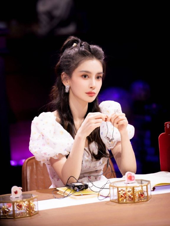 杨颖穿白色泡泡袖宛如小公主!甜美可爱美得让人窒息