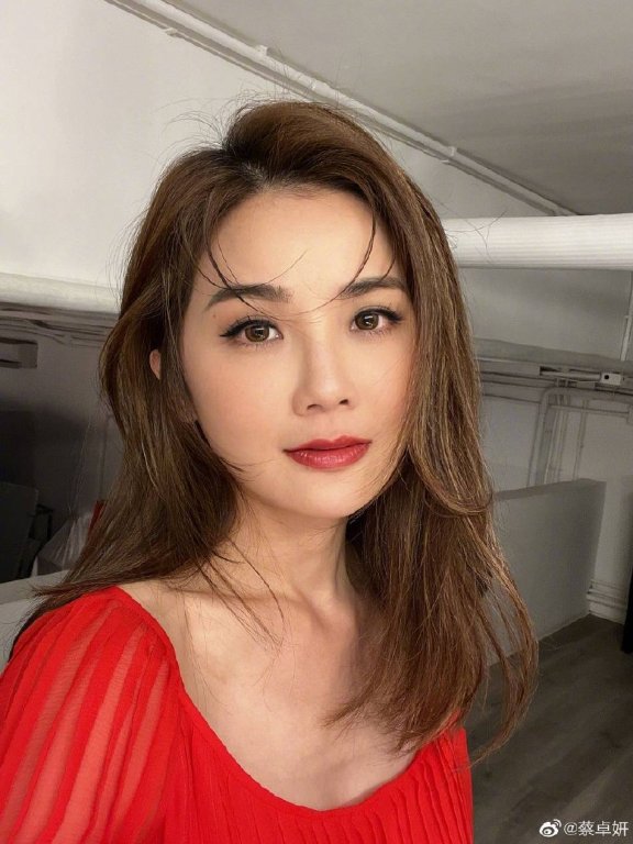 蔡卓妍穿红衣低眸浅笑超靓!清丽脱俗美得让人心动