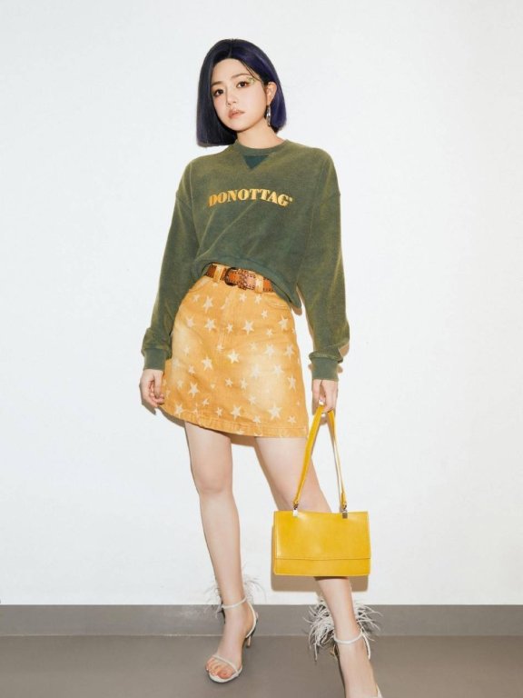 陈妍希穿绿衣橘色短裙大秀美腿!成熟妩媚时尚又有气质