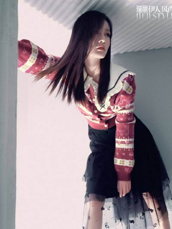 李沁《瑞丽》写真大秀白嫩长腿!大美腿美得让人窒息